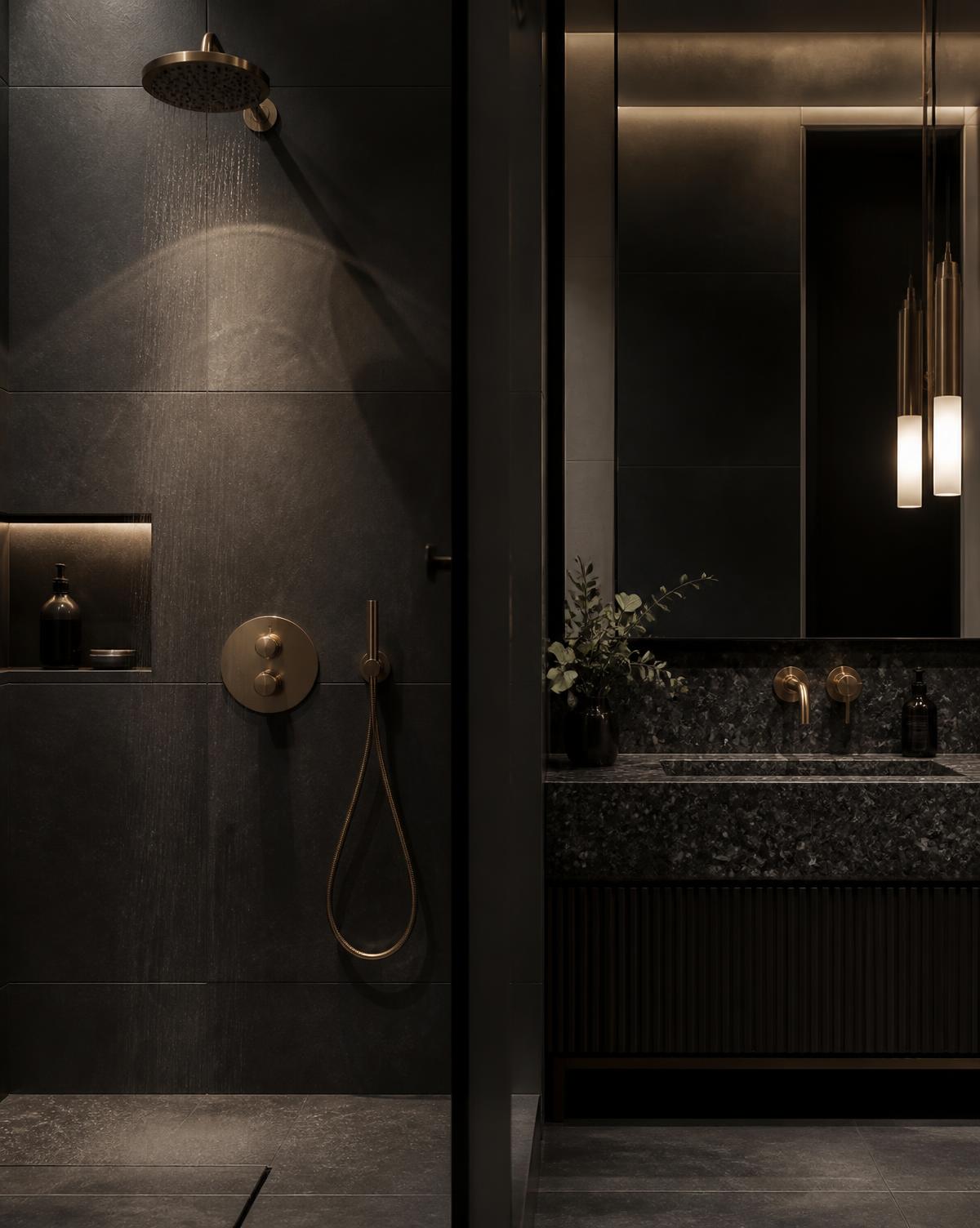 Luxe donkere badkamer met messing kranen, gerenoveerd in Noord-Holland